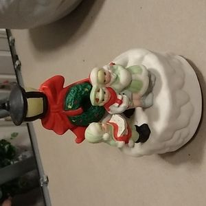 Mann Xmas Carolers Musical Figurine